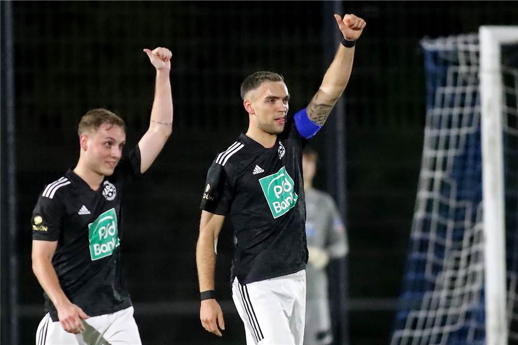 ASC 09 Dortmund bindet Topspieler für zwei Jahre : Eine Sache wünscht sich Habibovic von ihm Kapitän Jan Stuhldreier (r.) bleibt beim ASC 09 an Bord.