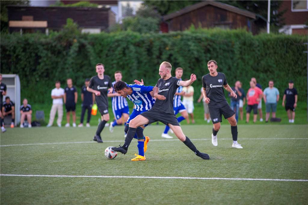Kapitän Jonah Sandkühler (r.) und der TuS Haltern am See, hier im Kreispokal-Duell beim ETuS, haben am vergangenen Spieltag die rote Laterne der Westfalenliga 1 übernommen.