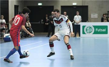 Kapitän Klems: Weil Deutschlands Spielführer Timo Heinze krankheitsbedingt nur ein paar Minuten durchhielt, trug die Binde überwiegend sein Schwerter Stellvertreter.
