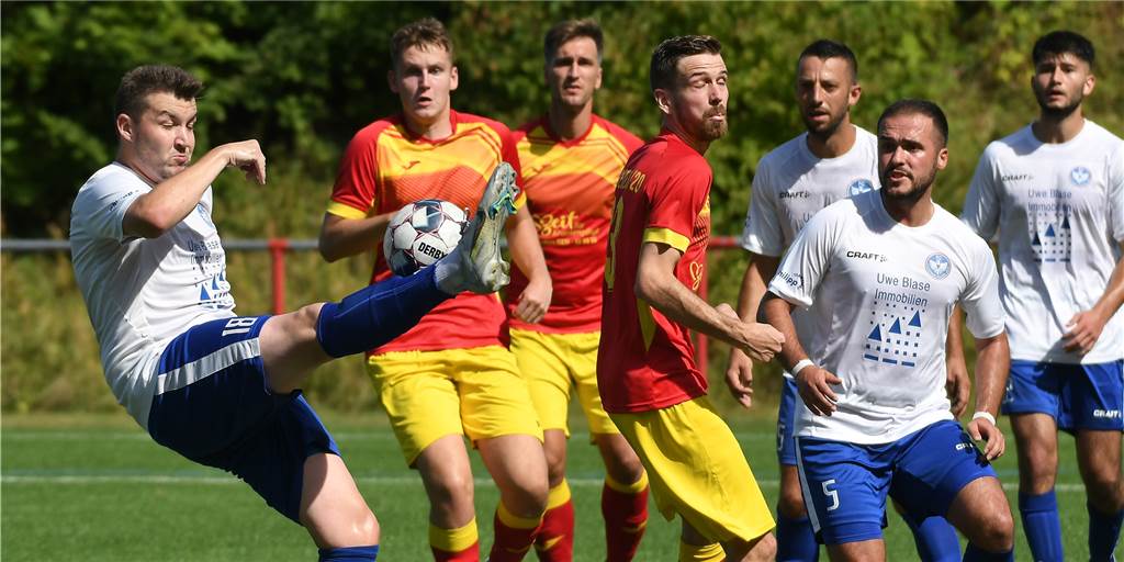 Fans des VfL Bochum verbauen FC Castrop-Rauxel Sprung an die Bezirksliga-Spitze Kapitän Marc Flaczek (am Ball) und sein FC Castrop-Rauxel sind vom SC Weitmar 45 aus der Erfolgsspur gebracht worden.