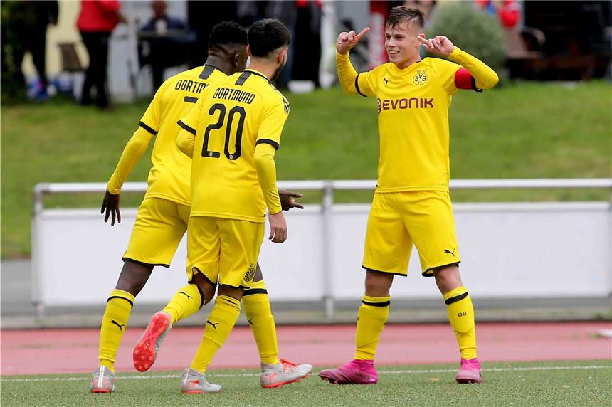 Mit Fotos: Der BVB-Nachwuchs startet mit Siegen - Zum Leid eines Dortmunder Konkurrenten Kapitän Michel Ludwig (re.) brachte den 2:0-Derbysieg der BVB U16 beim Hombrucher SV kurz vor der Pause mit einem verwandelten Elfmeter auf den Weg.