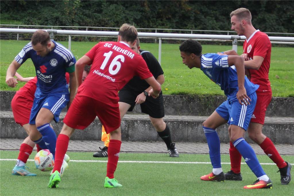 Holzwickeder SC landet zweiten Auswärtssieg: Dylan Pires kam, traf und machte den Sieg perfekt Kapitän Moritz Müller (l.) und Dylan Pires (r.) dribbeln an der Eckfahne. Der HSC gewann im Sauerland.