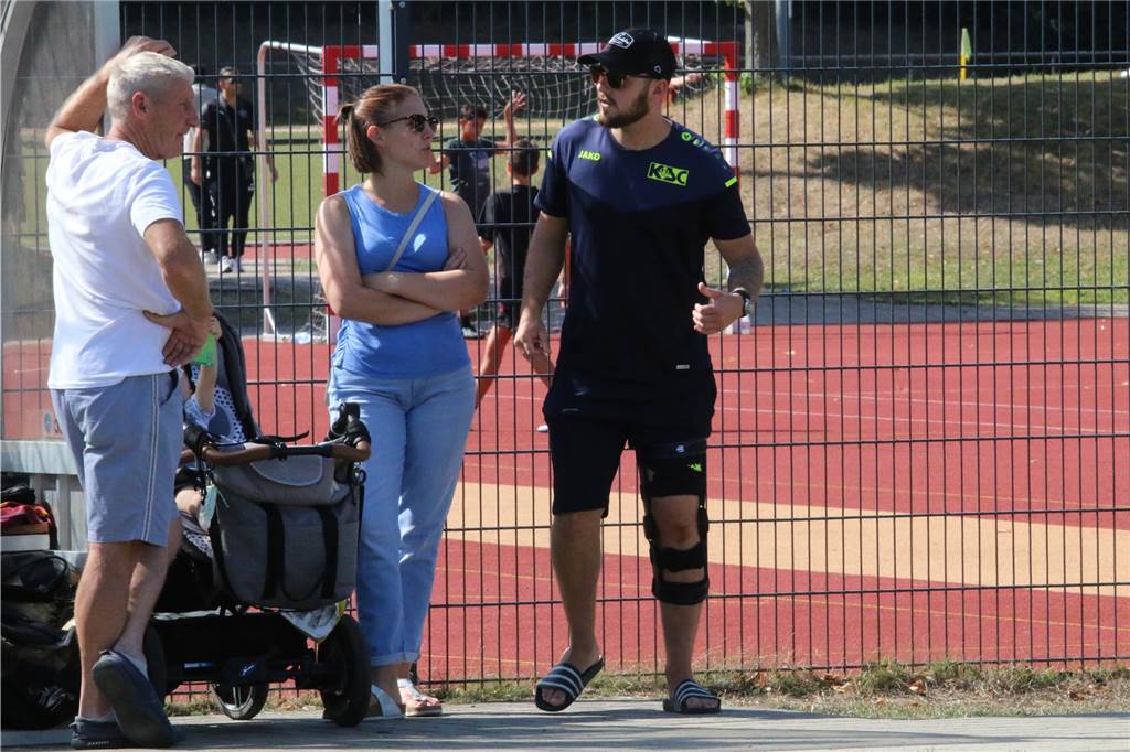 Verletzter KSC-Leader Nico Lenz: „Diese Verletzung kostete mich einmal die Profi-Karriere“ Kapitän Nico Lenz (r.) - hier mit Frau Sarah und Ex-Torjäger Klaus „Teckel“ Evers - verfolgt die Begegnungen des Kamener SC aktuell mit Knieverletzung nur vom Spielfeldrand aus.