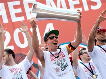 Kapitän Steffen Hamann (M.) präsentiert den Meisterpokal. Foto: Sven Hoppe