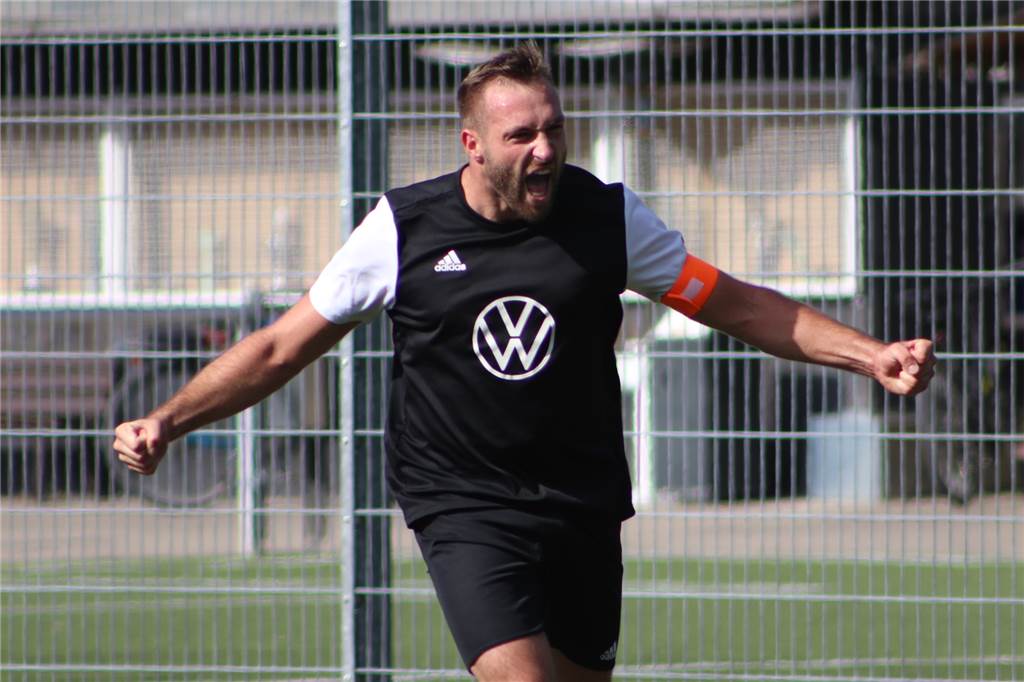 Massenschlägerei und Polizeieinsatz: Sieg des SV Preußen Lünen gegen Eving wird zur Randnotiz Kapitän Stephan Voigt bejubelt sein Tor zum zwischenzeitlichen 2:1.