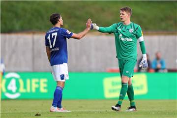 Kapitän und Stellvertreter: Alex Nübel (l.) mit Benjamin Stambouli.