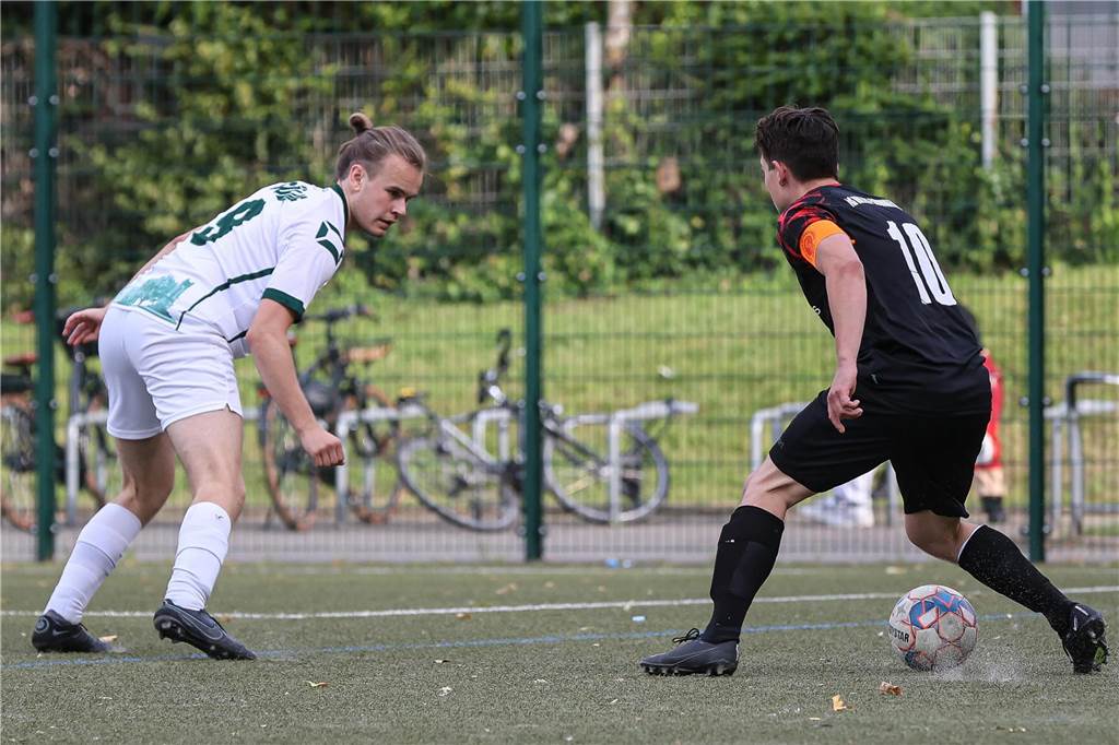 Kapitän und Torjäger Florian Kaiser (re.) traf zum zwischenzeitlichen 3:1 für den TuS Holzen-Sommerberg im Endspiel gegen Sölde..