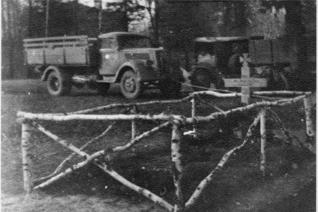 Letzter Gruß aus Russland - Halterner findet Feldpostbriefe beim Umzug Kaplan Moritz Hörberg, der Karlheinz van Buer beerdigte, schickte der Familie ein Bild von der Grabstelle bei Smolensk.