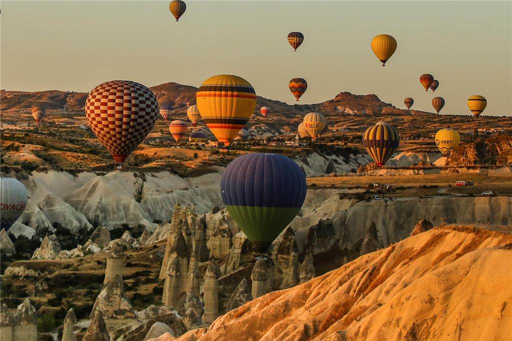 Antrag mit Heißluftballons: Furkan und Gökce haben geheiratet Türkei, Kappadokien: Mehrere Heißluftballons steigen bei Sonnenaufgang in den Himmel.