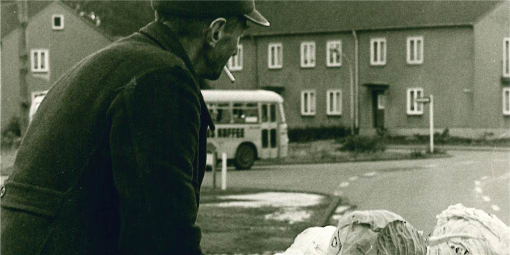 Kapsverkauf in den Aapwiesen: Dieser Mann verkauft Kohlköpfe in Ickern. Die Menschen machten vor allem Sauerkraut daraus.