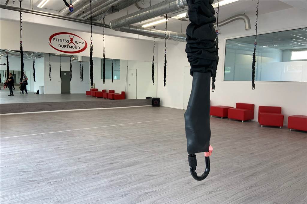 Im Video: BungeeFit im Test – Sportler hängen an Gurten von der Decke Karabinerhaken, die an Gummi-Gurten von der Decke hängen, befestigen die Sportler beim Bungee-Fit in Dortmund Mengede an einem Sicherheitsgurt.