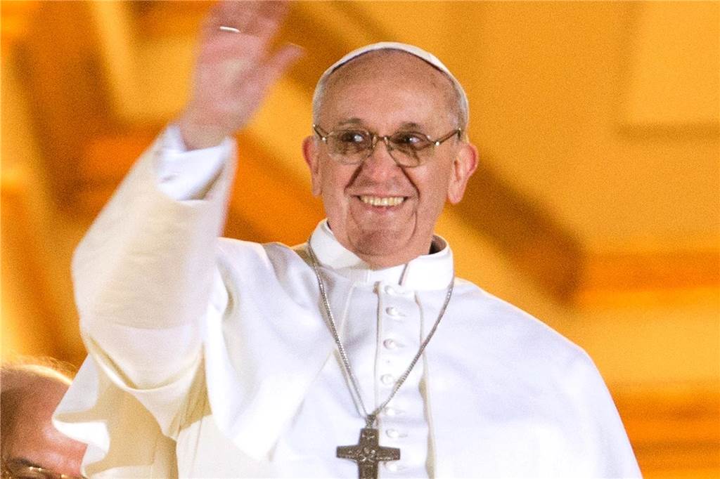 Ein Papst wie keiner zuvor: Franziskus ist tot – so sehr hat er Kirche und Welt bewegt Kardinal Jorge Mario Bergoglio winkt bei seinem ersten öffentlichen Auftritt als neuer Papst Franziskus im Vatikan. Von Anfang an machte er sehr vieles anders.