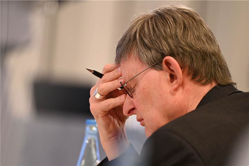 Missbrauchs-Gutachten: Kardinal Woelki entbindet Weihbischof und Offizial von Pflichten Kardinal Rainer Maria Woelki, Erzbischof von Köln, nimmt an einer Pressekonferenz zur Vorstellung eines Gutachtens zum Umgang des Erzbistums Köln mit sexuellem Missbrauch teil.