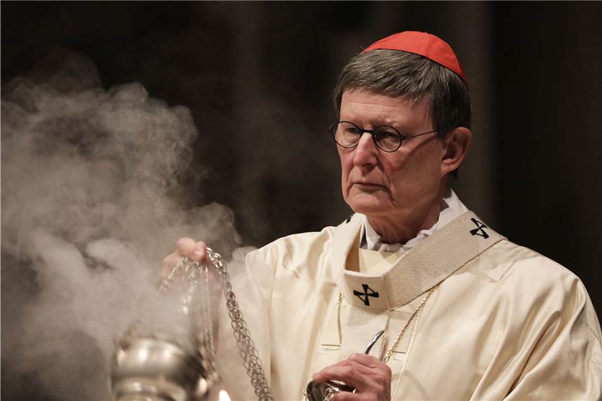 „Keine Hoheit“ - Bischofskonferenz machtlos im Fall Woelki Kardinal Rainer Maria Woelki, Erzbischof von Köln, verteilt in einen Gottesdienst im Dom Weihrauch.