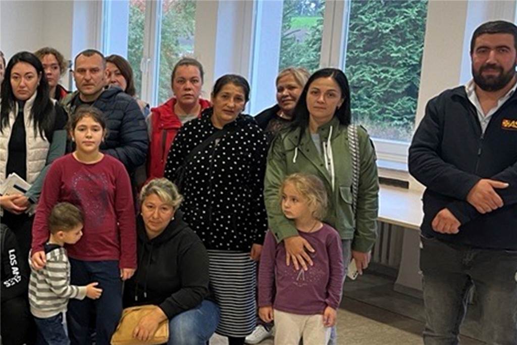 Warten und Frust: Olfener Flüchtlingen fehlen Papiere von Stadt Olfen Karen Bagratyan (rechts) spricht russisch und hilft den Geflüchteten in Seppenrade ehrenamtlich bei der Verständigung. Er sagt: Die Leute sind verzweifelt.