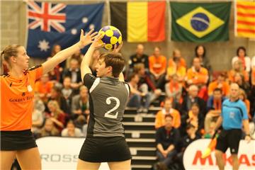Karen Fuchs (rechts), hier gegen die Niederlande, traf für Deutschland gegen die Tschechische Republik zum 1:0. 