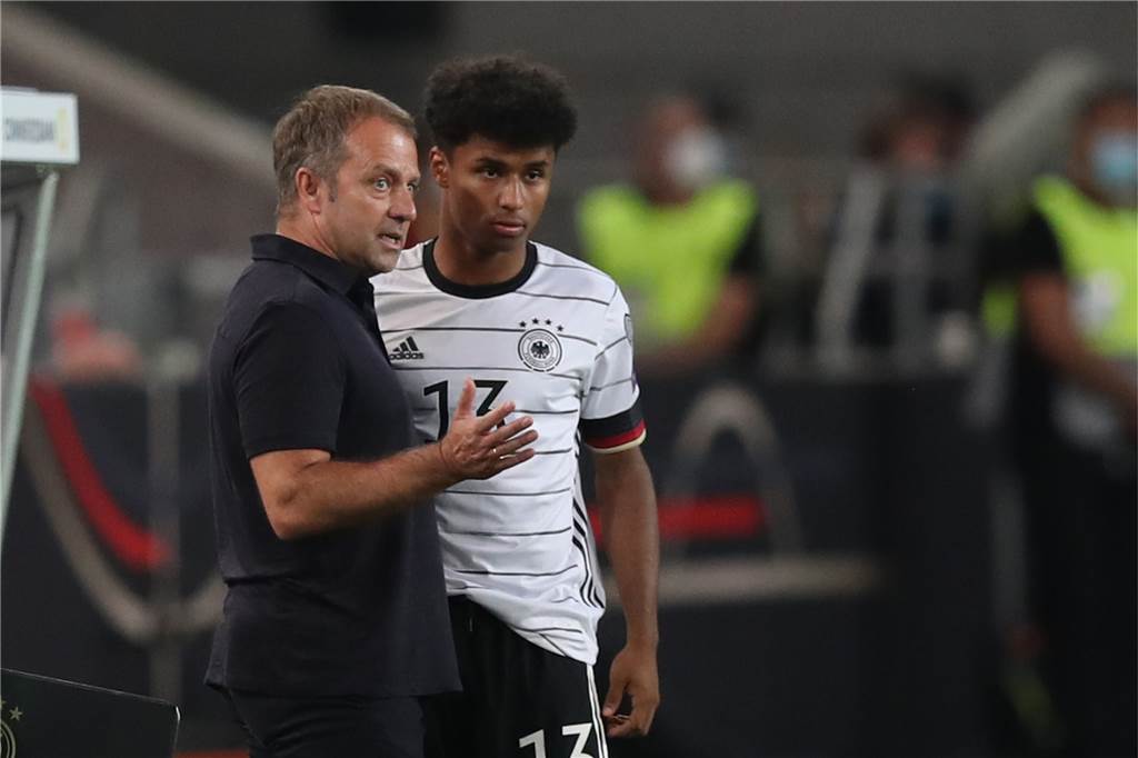 BVB-Wunschkandidat Karim Adeyemi: Wer ist dieser 19-Jährige? Karim Adeyemi (r.) im Gespräch mit Bundestrainer Hansi Flick.