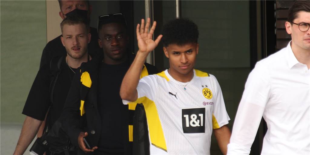 Die Verpflichtung von Karim Adeyemi löst ein bekanntes BVB-Problem Karim Adeyemi begrüßt die Fans des BVB.