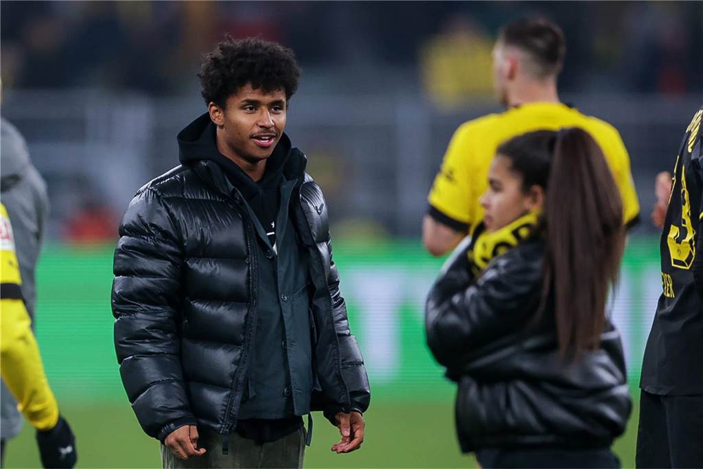 Knapp 100 Millionen für vier BVB-Stürmer: Doch Dortmunds Angreifer treffen nicht Karim Adeyemi nach dem Sieg gegen Leipzig in einer schwarzen Jacke.