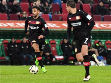 Karim Bellarabi (l) und Chicharito von Leverkusen spielen den Ball. Foto: Stefan Puchner