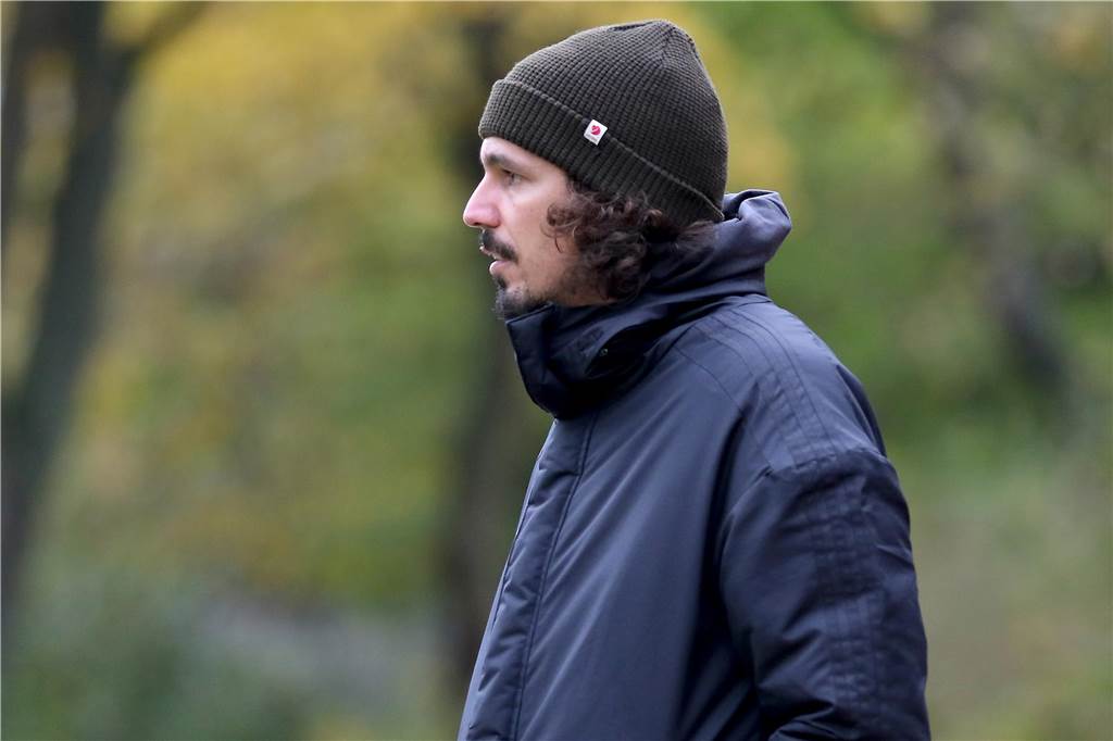 Karim Bouasker, Trainer des Hombrucher SV, schaut zur Seite.