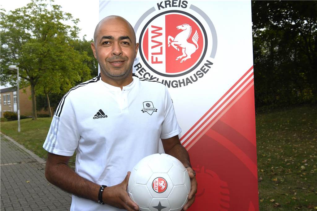 Karim Bouharrou ist Schiedsrichter und im Fußballkreis Vereinsassistent. Als solcher ist er mit dem Thema "Gewalt im Fußball" vertraut.