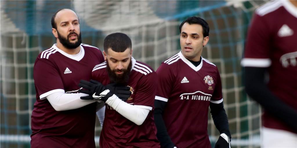 Karim Bouzerda mischt auch die Kreisliga B auf und will noch weiter nach oben Karim Bouzerda (r.) und seine Mannschaft mischen nach dem Aufstieg auch die Kreisliga B auf.