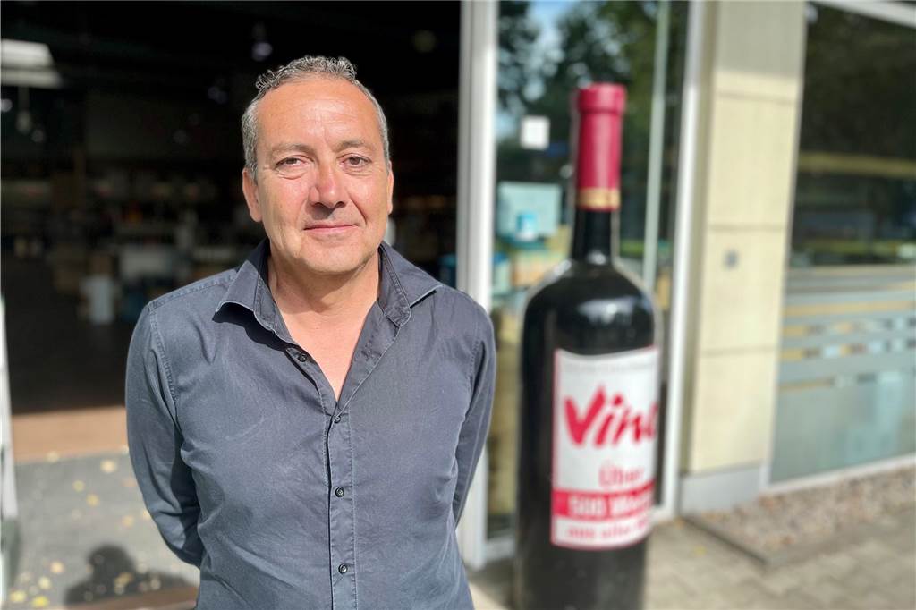 B1-Vollsperrung legt Handel lahm: In Geschäften an der Bundesstraße brechen Umsätze ein Karim Cherifi ist Inhaber der Weinhandlung Vino an der B1. Er hat für die Dauer der Sperrung auf Telefon- und Onlinebestellungen mit Lieferservice umgestellt.