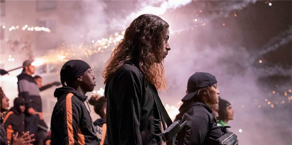 „Athena“: Visuell starker Film über einen Aufstand in Paris Karim (Sami Slimane, m.) steht in Athena der Polizei gegenüber. Er ist der Anführer der jungen Leute.