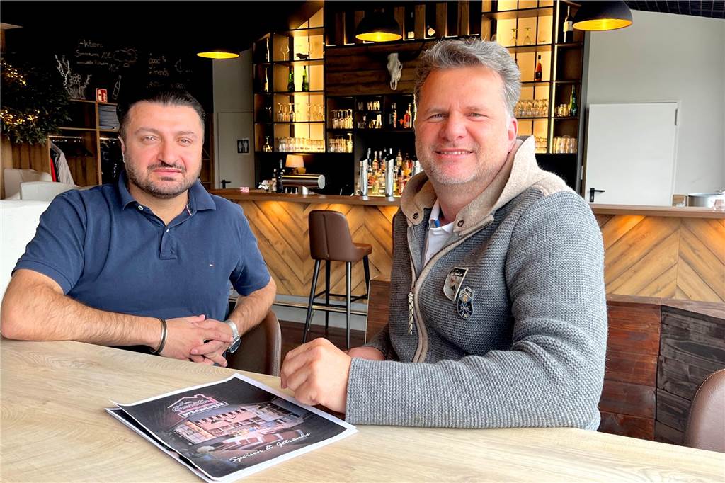 Karim Ziyab und Dominik Paffrath (r.) sitzen gemeinsam an einem Tisch im Steakhouse La Casita. Dort soll am 1. Mai das Steakhouse eröffnen.