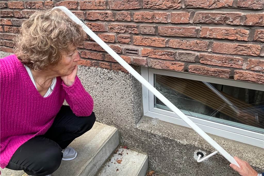Karin und Hermann Ast von Einbrechern aus dem Schlaf gerissen Karin Ast vor dem Fenster, durch das die Einbrecher ins Haus gelangten