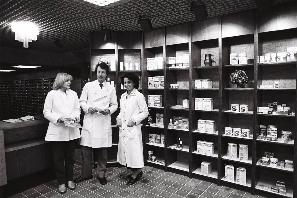 Seit 40 Jahren in der Apotheke: Karin Börsting (68) über einen veränderten Beruf Karin Börsting und Joachim Kraushaar (v. r.) in der Flora-Apotheke in Habinghorst. Seit 1982 hat sich der Beruf und die Apotheke selbst stark gewandelt.