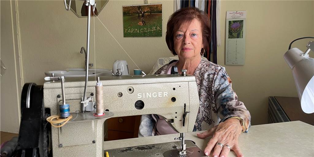 Zur Rente gezwungen: Karin Czajka muss mit 82 Jahren ihr Geschäft schließen Schneiderin Karin Czajka sitzt an ihrer Industrienähmaschine