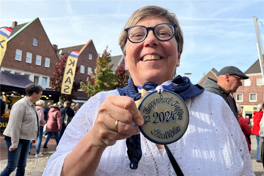Karin Elsing aus Marbeck kam in der Tracht einer westmünsterländischen Bäuerin nach Stadtlohn. Für sie gehört das Kiepenkerltreffen seit Jahren fest in den Jahresplan. So wie für ihren Mann Reinhard, der als Kiepenkerl unterwegs ist. 
