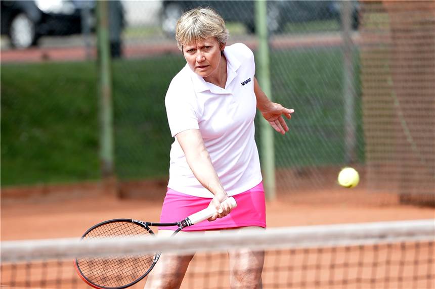 Titel Nummer acht für Karin Gaudigs Karin Gaudigs vom TC Castrop 06 erspielte ihren achten Titel bei einer Westfalenmeisterschaft. Im Endspiel bei hochsommerlichen Temperaturen besiegte sie die Recklinghäuserin Heidi Stephan in drei Sätzen.