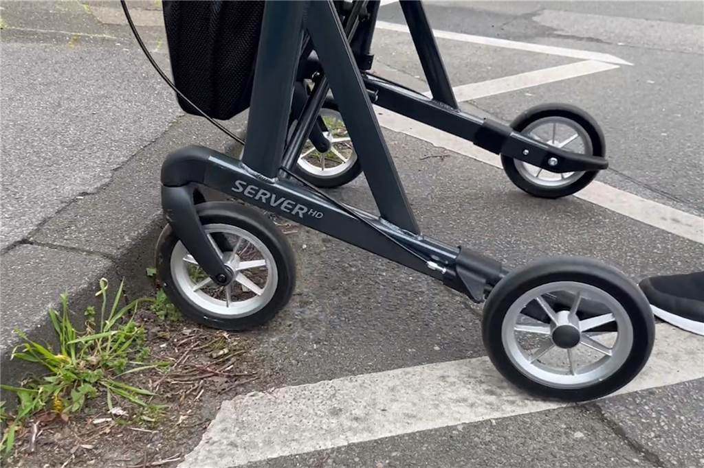 Mit Rollator und Scooter durch Haltern: Zwei Senioren machen den Test Ein Rollator steht auf der Straße.