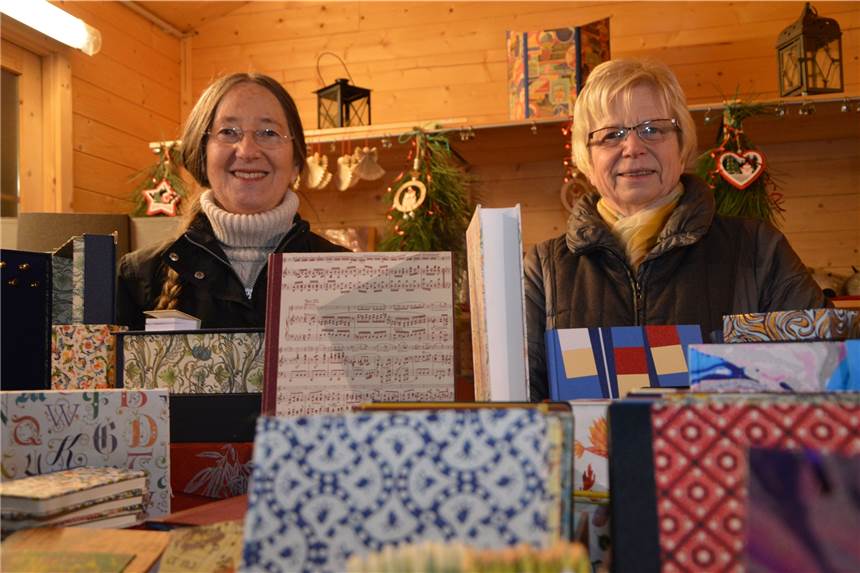 Karin Sahrni und Renate Schulenberg gehören auf dem Adventsmarkt in der Freilichtbühne schon zu den Urgesteinen unter den Händlern. Die beiden präsentierten die Ergebnisse ihres Handwerks der Buchbinderei. Insgesamt stellten Händler in 40 Buden ihre Werke aus.