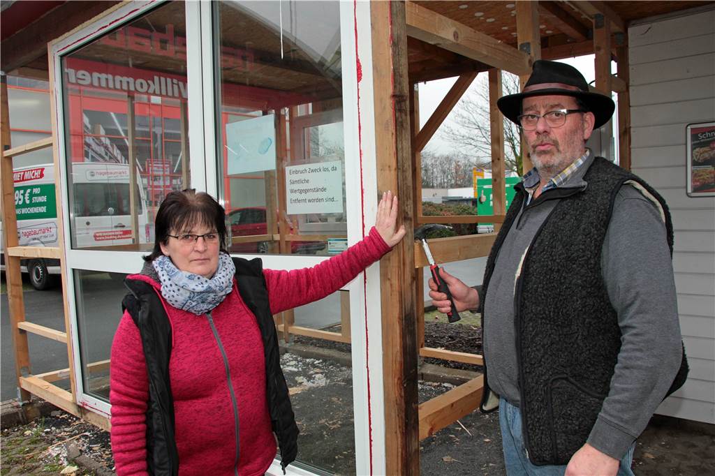 Ende einer Imbiss-Institution: Hetti‘s Grillhütte muss nach 12 Jahren schließen Karin und Ralf Närdemann, gelernter Zimmermann, bauen bereits die ersten Einrichtungen der Grillhütte ab. Am Samstag ist dann endgültig Schluss.