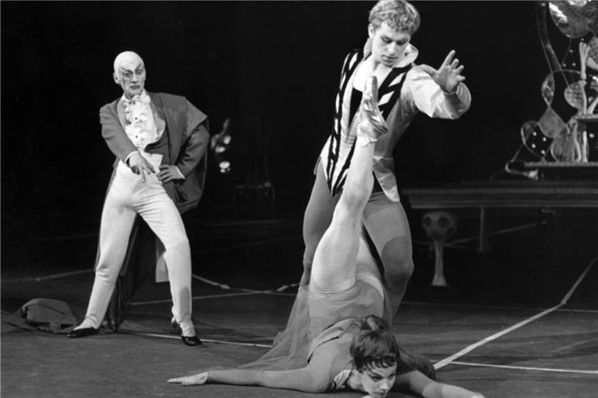 Ex-Primaballerina Karin von Aroldingen gestorben Karin von Aroldingen mit Michael Piel und Georg Volks in einer Frankfurter „Mephisto“-Inszenierung (1959). Foto: Heinz-Jürgen Göttert