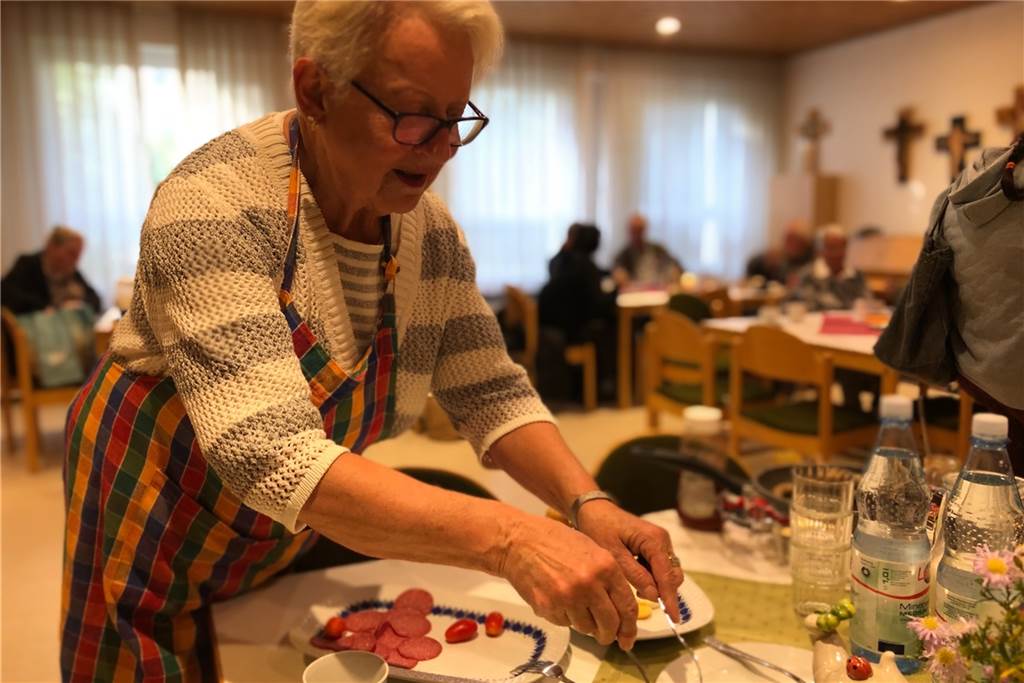 Inflation und kleine Rente: „Wir haben unser Haus schon verkauft“ Karin Wahl organisiert neben Christel Kieffer das Angebot der Diakonie im Gemeindehaus Stift.