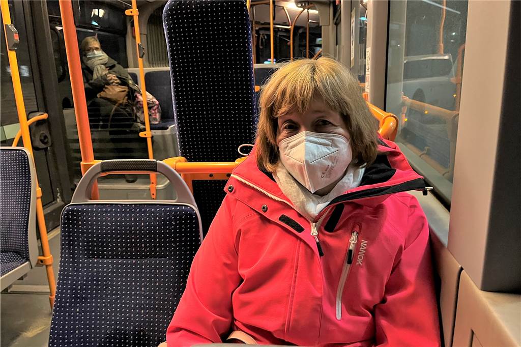 Schienenersatzverkehr nach Brackel: Fahrer beweist Nervenstärke Karin Waßmann nutzt den Ersatzverkehr der S4, um zu ihrer Schwiegermutter zu fahren. Sie vermutet, dass viele Fahrgäste derzeit lieber auf andere Linien ausweichen.