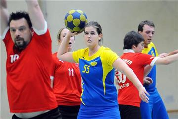 Karina Kirsch (am Ball) und der KV Adler Rauxel treffen auf Schildgen.