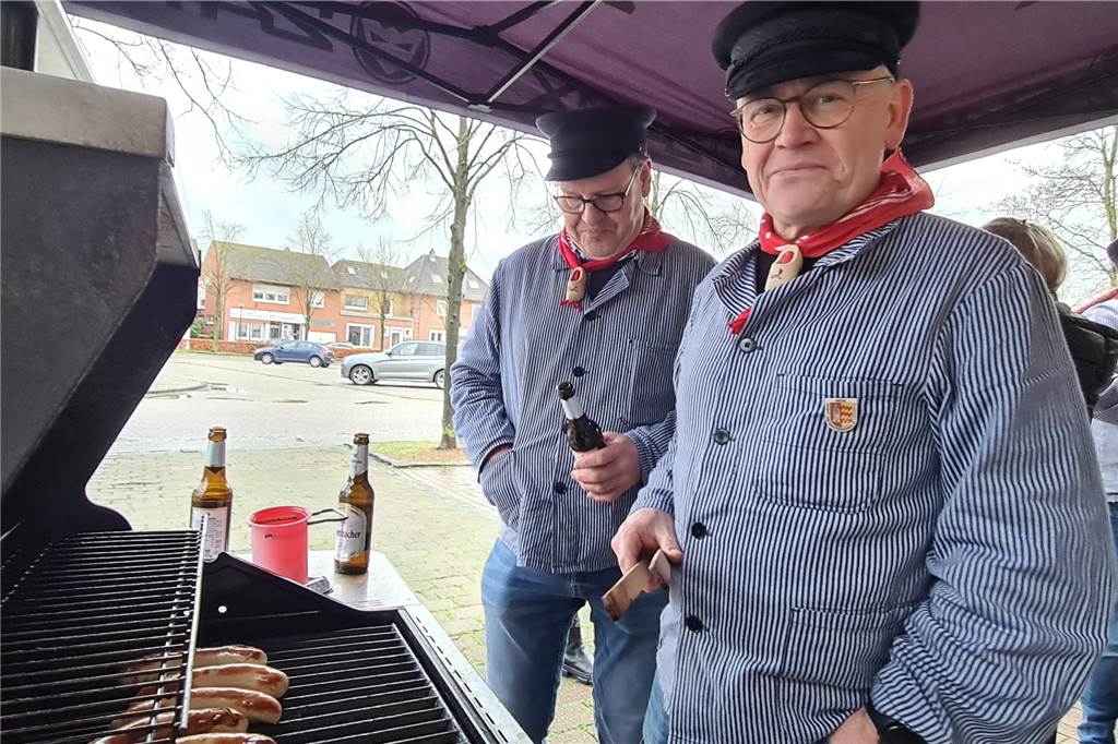 Schlöffken ist zurück: Ohne Krammarkt, aber mit gelebter Tradition Karl Flüeck (r.) hatte am Grill alles im Griff. Da das Wetter nicht mitspielte, wurde das Ganze kurzerhand mit einem kleinen Zelt „überdacht“.