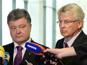 Karl-Georg Wellmann (r) an der Seite des ukrainischen Präsidenten Petro Poroschenko. Dem CDU-Politiker ist auf dem Moskauer Flughafen die Einreise verweigert worden. Foto: Soeren Stache/Archiv