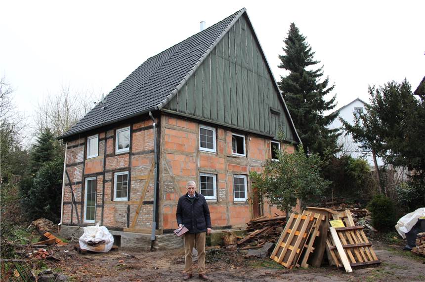 Karl-Heinrich Sümmermann vor dem Fachwerkhäuschen, das er in monatelanger Kleinarbeit renovieren lassen hat. 