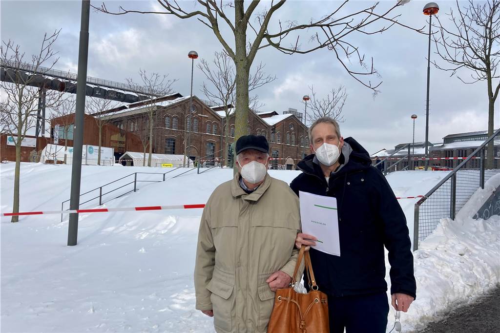 Start mit Hindernissen im Dortmunder Corona-Impfzentrum Karl-Heinz Breuer (92) kam mit Enkel Sebastian Drabent als Begleitung als einer der Ersten ins Impfzentrum auf Phoenix-West.