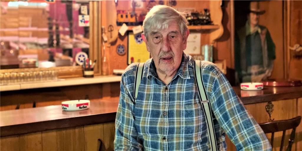 Old Buffalo: Dorstens letzter Cowboy gibt sein Lebenswerk verloren (mit Fotostrecke) Karl-Heinz Einhaus, alias "Horses Henn", sitzt im Salon der Western-Stadt "Old Buffalo".