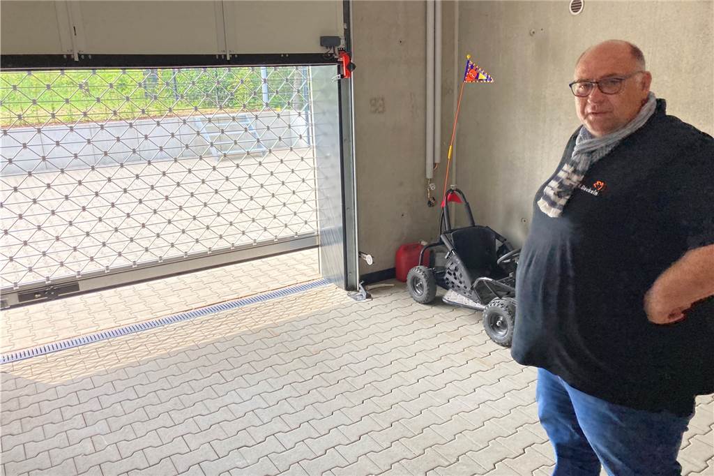 Karl-Heinz Gockeln in der Autoschleuse des Stahlraums. Hier kann man mit seinen Wertsachen direkt bis ins Gebäude fahren.