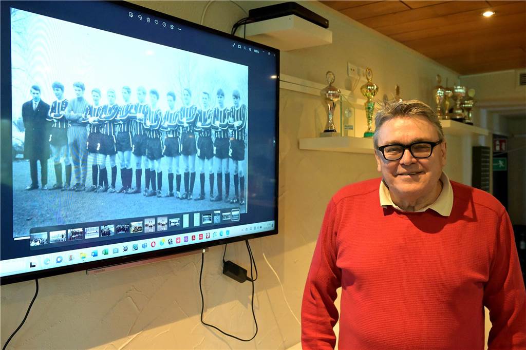 Voller Erfolg: A-Jugend des VfB Lünen traf sich nach 60 Jahren Karl-Heinz Granitza steht neben einem alten Foto der Jugend des VfB-Lünen.