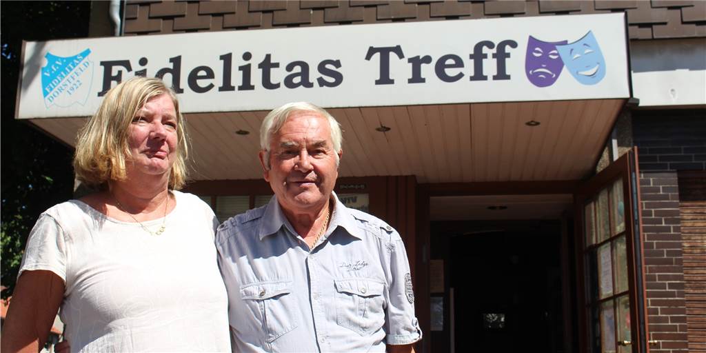 Kalle von der Post: Eine Dorstfelder Legende wird 75 Jahre alt Karl-Heinz Hülsmann mit seiner Frau Cornelia vor dem Fidelitas-Treff.